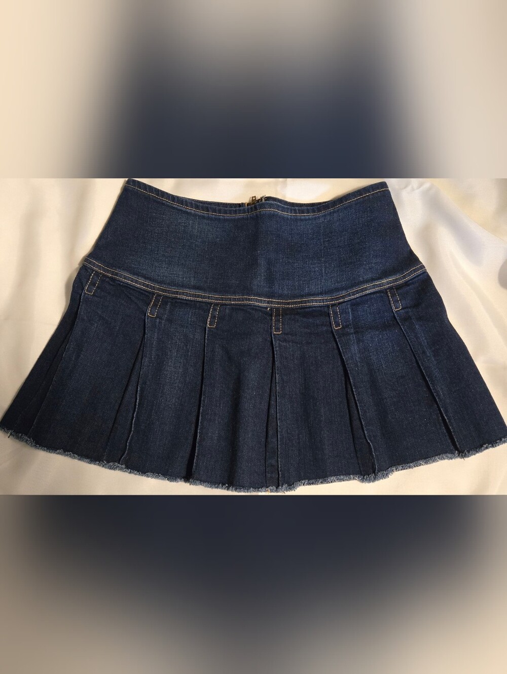 Vintage Hudson Jeans Y2K Pleated Denim Mini Skirt Raw Hem Size 26